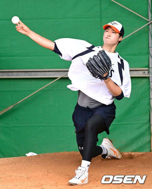 [OSEN=오키나와(일본), 최규한 기자] 프로야구 한화 이글스가 21일 일본 오키나와 고친다 구장에서 스프링 캠프 훈련을 펼쳤다.한화는 이번 2차 오키나와 캠프에서 총 9차례의 연습경기를통해 전력을 가다듬을 예정이다.한화 엄상백이 불펜 피칭을 펼치고 있다. 2026.02.21 / dreamer@osen.co.kr