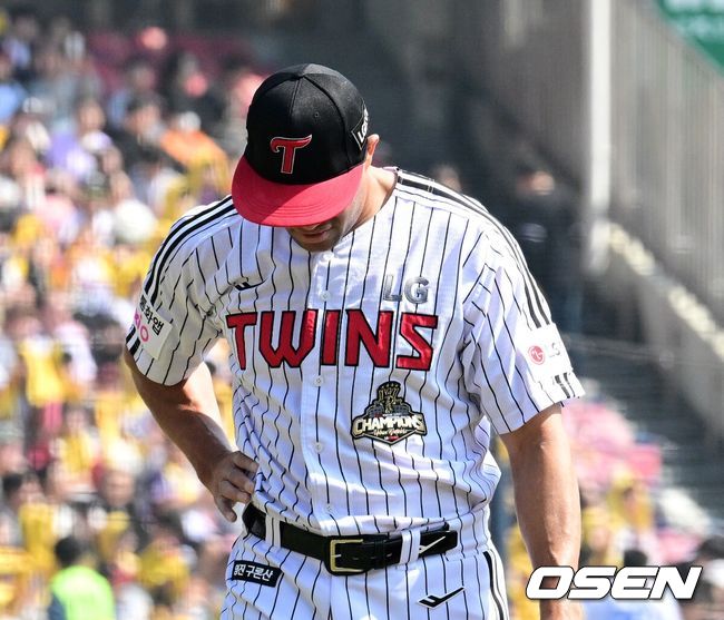 [OSEN=잠실, 지형준 기자]1회초 수비를 마치고 6실점을 허용한 LG 치리노스가 아쉬워하고 있다. 2026.03.28/ jpnews@osen.co.kr