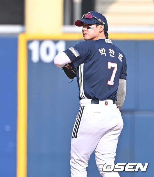 [OSEN=창원, 이석우 기자] 28일 창원NC파크에서 2026 신한 SOL KBO 리그 NC 다이노스와 두산 베어스의 경기가 열렸다. 홈팀 NC는 구창모가, 방문팀 두산은 플렉센이 선발 출전했다. 두산 베어스 박찬호가 6회말 2사 1루 NC 다이노스 박민우의 타구를 포구 실책하고 아쉬워하고 있다. 2026.03.28 / foto0307@osen.co.kr