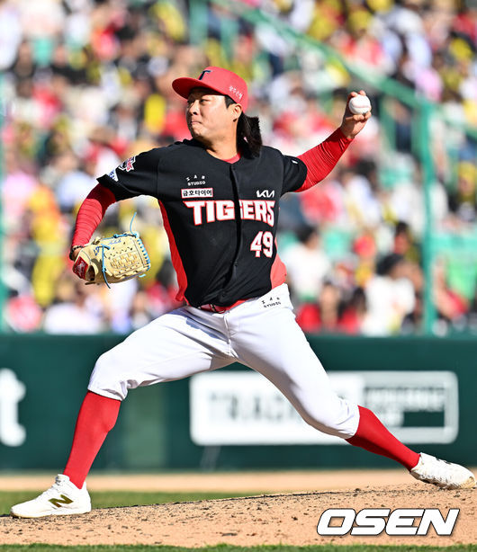 [OSEN=인천, 민경훈 기자] 28일 인천 SSG랜더스필드에서 ‘2026 신한 SOL KBO리그’ SSG 랜더스와 KIA 타이거즈의 개막전이 열렸다.이날 경기에서 SSG은 화이트를, KIA는 네일을 선발로 내세웠다.7회말 마운드에 오른 KIA 김범수가 힘차게 공을 뿌리고 있다. 2026.03.28/ rumi@osen.co.kr