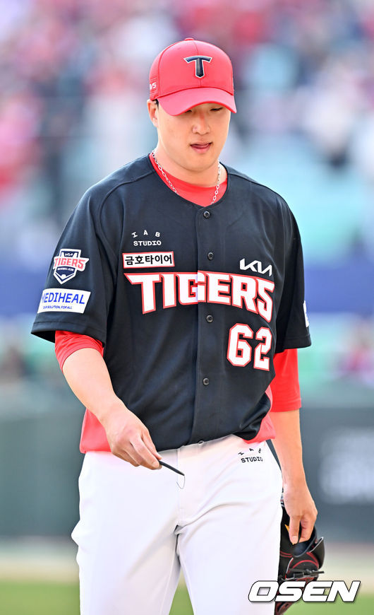 [OSEN=인천, 민경훈 기자] 28일 인천 SSG랜더스필드에서 ‘2026 신한 SOL KBO리그’ SSG 랜더스와 KIA 타이거즈의 개막전이 열렸다.이 경기에서 SSG은 KIA에 7-6로 승리했다. 개막전부터 짜릿한 끝내기 승리를 거뒀다.9회말 1사 주자 1루 SSG 박성한 타석에서 KIA 정해영이 마운드를 내려가고 있다. 2026.03.28/ rumi@osen.co.kr