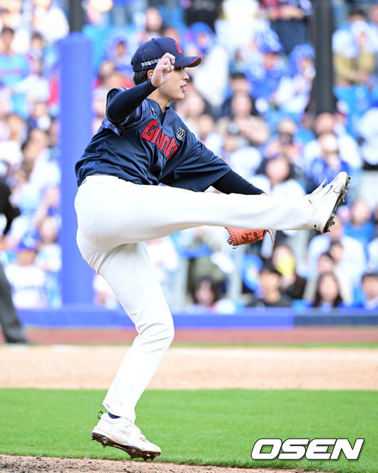 [OSEN=대구, 조은정 기자]시범경기 1위를 차지한 프로야구 롯데 자이언츠가 정규 시즌 개막전을 승리로 장식하며 기분좋게 출발했다.롯데는 28일 대구삼성라이온즈파크에서 열린 삼성 라이온즈와의 원정 경기에서 6-3으로 이겼다.9회말 2사 만루에서 롯데 박정민이 역투하고 있다. 2026.03.28 /cej@osen.co.kr