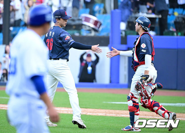 [OSEN=대구, 조은정 기자]시범경기 1위를 차지한 프로야구 롯데 자이언츠가 정규 시즌 개막전을 승리로 장식하며 기분좋게 출발했다.롯데는 28일 대구삼성라이온즈파크에서 열린 삼성 라이온즈와의 원정 경기에서 6-3으로 이겼다.9회말 2사 만루에서 롯데 박정민이 삼성 박세혁을 헛스윙 삼진으로 처리한 뒤 포수 손성빈과 승리를 기뻐하고 있다. 2026.03.28 /cej@osen.co.kr