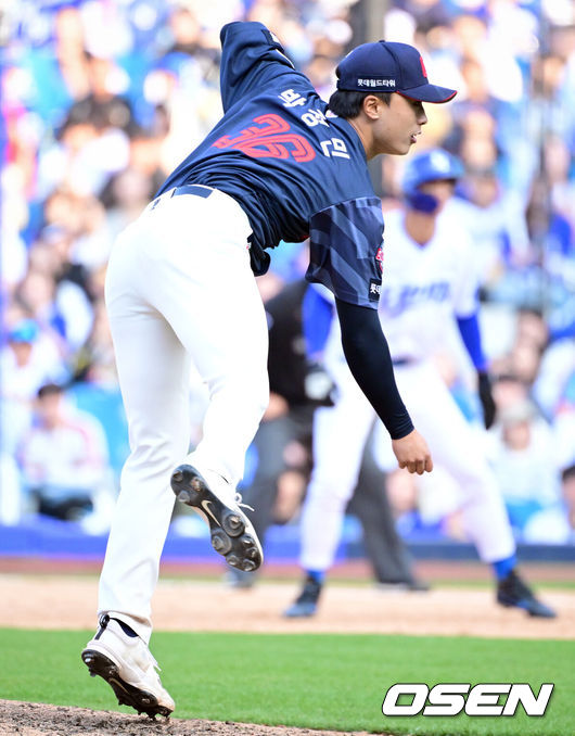 [OSEN=대구, 조은정 기자]시범경기 1위를 차지한 프로야구 롯데 자이언츠가 정규 시즌 개막전을 승리로 장식하며 기분좋게 출발했다.롯데는 28일 대구삼성라이온즈파크에서 열린 삼성 라이온즈와의 원정 경기에서 6-3으로 이겼다.9회말 롯데 박정민이 역투를 하고 있다. 2026.03.28 /cej@osen.co.kr