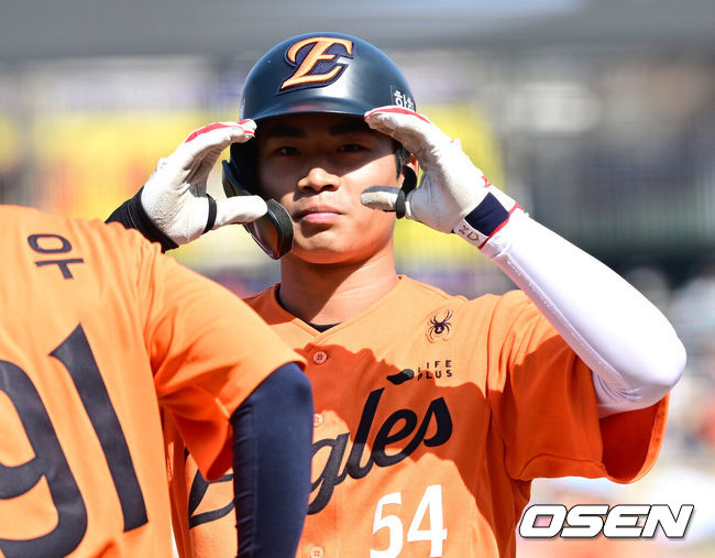 [OSEN=대전, 최규한 기자] 28일 대전 한화생명볼파크에서 ‘2026 신한 SOL KBO리그’ 개막전 한화 이글스와 키움 히어로즈의 맞대결이 열렸다.홈팀 한화는 윌켈 에르난데스, 방문팀 키움은 라울 알칸타라를 선발로 내세운다. 3회말 1사 주자없는 상황 한화 오재원이 안타를 날리고 1루에 안착해 기뻐하고 있다. 2025.03.28 / dreamer@osen.co.kr