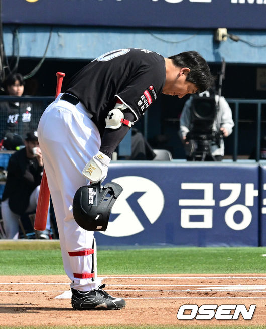 [OSEN=잠실, 지형준 기자] 28일 서울 잠실야구장에서 2026 신한 SOL KBO리그 개막전 LG 트윈스와 KT 위즈의 경기가 열렸다. 이날 LG는 요니 치리노스, KT는 맷 사우어를 선발로 내세웠다.1회초 1사에서 KT 김현수가 LG 팬들에게 인사를 하고 있다. 2026.03.28/ jpnews@osen.co.kr