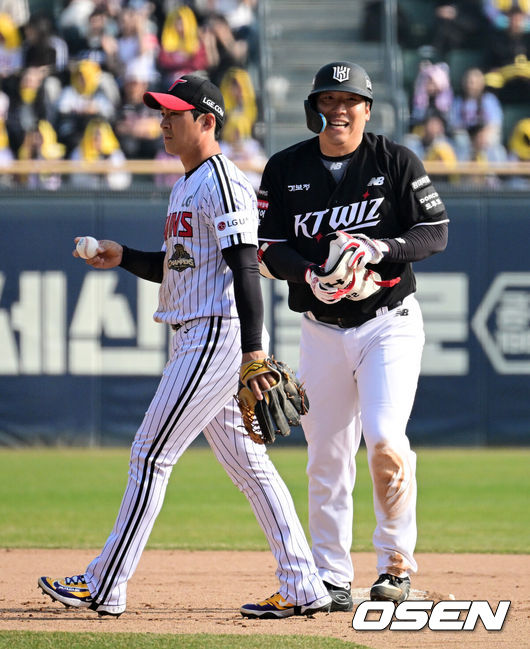 [OSEN=잠실, 지형준 기자] 28일 서울 잠실야구장에서 2026 신한 SOL KBO리그 개막전 LG 트윈스와 KT 위즈의 경기가 열렸다. 이날 LG는 요니 치리노스, KT는 맷 사우어를 선발로 내세웠다.7회초 1사 2루에서 KT 김현수가 1타점 적시타를 날리며 기뻐하고 있다. 2026.03.28/ jpnews@osen.co.kr