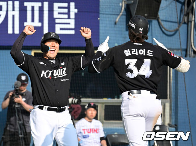 [OSEN=잠실, 지형준 기자] 28일 서울 잠실야구장에서 2026 신한 SOL KBO리그 개막전 LG 트윈스와 KT 위즈의 경기가 열렸다. 이날 LG는 요니 치리노스, KT는 맷 사우어를 선발로 내세웠다.7회초 2사 2루에서 KT 힐리어드가 투런포를 날리며 김현수와 기뻐하고 있다. 2026.03.28/ jpnews@osen.co.kr