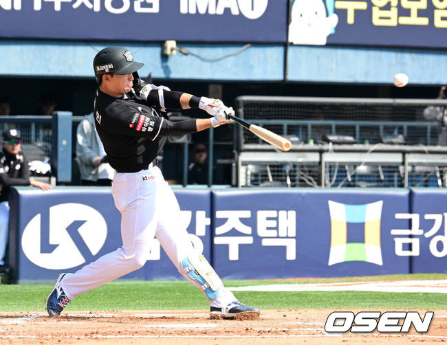 [OSEN=잠실, 지형준 기자] 28일 서울 잠실야구장에서 2026 신한 SOL KBO리그 개막전 LG 트윈스와 KT 위즈의 경기가 열렸다. 이날 LG는 요니 치리노스, KT는 맷 사우어를 선발로 내세웠다. 1회초 2사 1,2루에서 KT 이강민이 2타점 적시 2루타를 날리고 있다. 2026.03.28/ jpnews@osen.co.kr