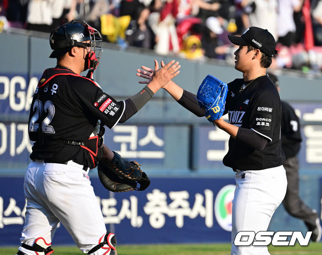 [OSEN=잠실, 지형준 기자] 프로야구 KT 위즈가 우승팀LG 트윈스를 꺾고 개막전 승리를 거뒀다.KT는28일 서울 잠실구장에서 열린 2026 KBO리그 개막전 LG와 경기에서 장단 18안타를 폭발시키며 11-7로 승리했다.KT는 역대 6번째 개막전 선발 전원 안타 진기록을 세웠다.KT 신인 이강민은 3안타를 때려, 고졸 신인 개막전 최다 안타 타이 기록을 세웠다.김현수는개막전 통산 최다 안타 타이(20개)에 성공했다.KT 선발 맷 사우어는 5이닝 동안 5피안타(1피홈런)5볼넷 1탈삼진 3실점으로 첫 승을 기록했다.경기를 마치고 KT 장성우, 박영현이 승리를 기뻐하고 있다. 2026.03.28/ jpnews@osen.co.kr