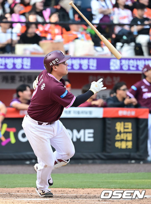 [OSEN=대전, 최규한 기자] 28일 대전 한화생명볼파크에서 ‘2026 신한 SOL KBO리그’ 개막전 한화 이글스와 키움 히어로즈의 맞대결이 열렸다.홈팀 한화는 윌켈 에르난데스, 방문팀 키움은 라울 알칸타라를 선발로 내세웠다. 7회초 1사 1루 상황 키움 안치홍이 왼쪽 2루타를 날리고 있다. 2025.03.28 / dreamer@osen.co.kr