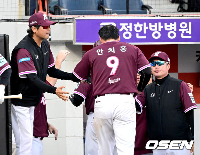 [OSEN=대전, 최규한 기자] 28일 대전 한화생명볼파크에서 ‘2026 신한 SOL KBO리그’ 개막전 한화 이글스와 키움 히어로즈의 맞대결이 열렸다.홈팀 한화는 윌켈 에르난데스, 방문팀 키움은 라울 알칸타라를 선발로 내세웠다. 연장 11회초 2사 만루 상황 키움 박찬혁의 다시 앞서가는 2타점 적시타 때 홈을 밟은 안치홍이 설종진 감독과 인사를 나누고 있다. 2025.03.28 / dreamer@osen.co.kr
