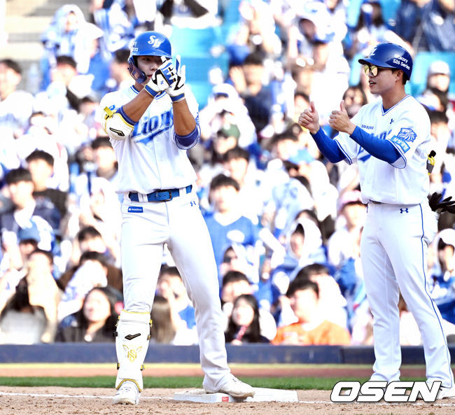 [OSEN=대구, 조은정 기자] 28일 대구삼성라이온즈파크에서 ‘2026 신한 SOL KBO 리그’ 삼성 라이온즈와 롯데 자이언츠의 개막전이 열렸다.개막전 선발 투수로 삼성은 후라도를 롯데는 로드리게스를 내세웠다.8회말 2사 2루에서 삼성 함수호가 좌중간으로 적시타를 날린 뒤 세리머니를 하고 있다. 2026.03.28 /cej@osen.co.kr