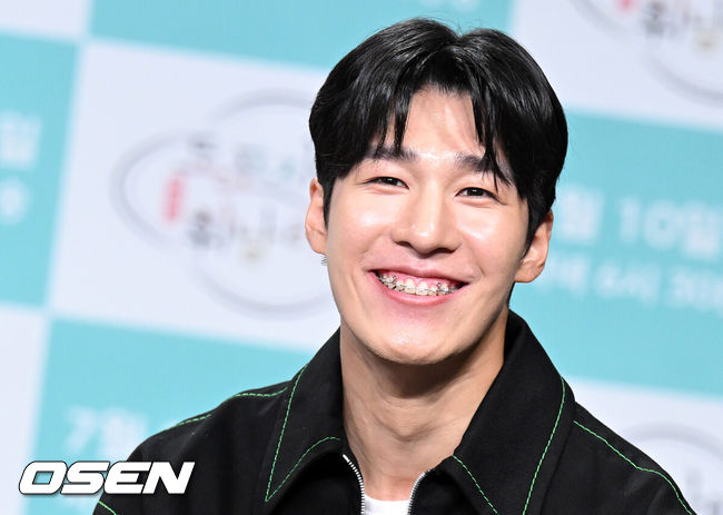 [OSEN=조은정 기자]7일 오후 서울 마포구 상암 MBC 골든마우스홀에서 MBC 새 예능 ‘도포자락 휘날리며’ 제작발표회가 열렸다.김종국, 지현우, 주우재, 노상현, 황대헌이 ‘출연하는 도포자락 휘날리며'는 오는 7월 10일 일요일 저녁 6시 30분 첫 방송된다.쇼트트랙 국가대표 황대헌이 질의응답 시간을 갖고 있다. 2022.07.07 /cej@osen.co.kr