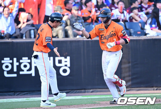 [OSEN=대전, 최규한 기자] 28일 대전 한화생명볼파크에서 ‘2026 신한 SOL KBO리그’ 개막전 한화 이글스와 키움 히어로즈의 맞대결이 열렸다.홈팀 한화는 윌켈 에르난데스, 방문팀 키움은 라울 알칸타라를 선발로 내세웠다. 8회말 2사 1, 2루 상황 한화 심우준이 동점 좌월 스리런포를 날린 뒤 그라운드를 돌며 환호하고 있다. 2025.03.28 / dreamer@osen.co.kr