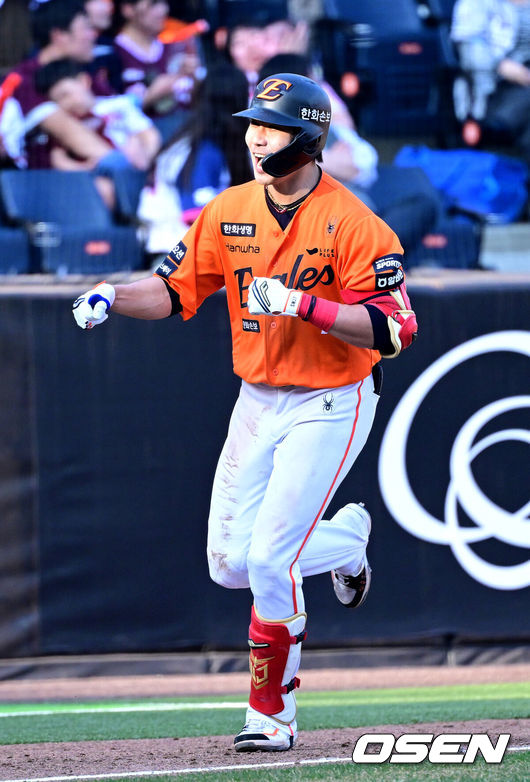 [OSEN=대전, 최규한 기자] 28일 대전 한화생명볼파크에서 ‘2026 신한 SOL KBO리그’ 개막전 한화 이글스와 키움 히어로즈의 맞대결이 열렸다.홈팀 한화는 윌켈 에르난데스, 방문팀 키움은 라울 알칸타라를 선발로 내세웠다. 8회말 2사 1, 2루 상황 한화 심우준이 동점 좌월 스리런포를 날린 뒤 그라운드를 돌며 환호하고 있다. 2025.03.28 / dreamer@osen.co.kr