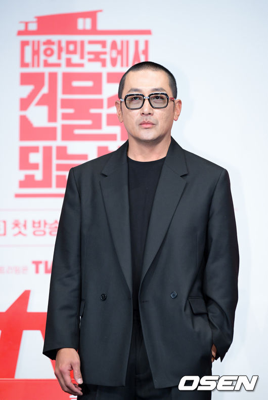 [OSEN=조은정 기자]tvN 드라마 '대한민국에서 건물주 되는 법' 제작발표회가 9일 서울 구로구 신도림 더링크 호텔에서 열렸다.배우 하정우, 임수정, 김준한, 정수정, 심은경 등이 출연하는 '대한민국에서 건물주 되는 법'은 빚에 허덕이는 생계형 건물주가 목숨보다 소중한 가족과 건물을 지키기 위해 가짜 납치극에 가담하며 벌어지는 서스펜스를 그린다. 14일 첫 방송.배우 하정우가 포즈를 취하고 있다. 2026.03.09 /cej@osen.co.kr