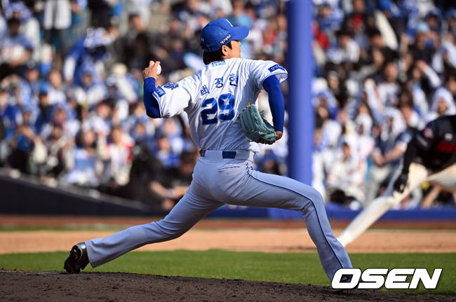 [OSEN=대구, 조은정 기자] 28일 대구삼성라이온즈파크에서 ‘2026 신한 SOL KBO 리그’ 삼성 라이온즈와 롯데 자이언츠의 개막전이 열렸다.개막전 선발 투수로 삼성은 후라도를 롯데는 로드리게스를 내세웠다.8회초 2사 1,3루 삼성 백정현이 역투를 하고 있다. 2026.03.28 /cej@osen.co.kr