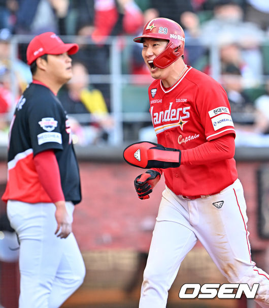 [OSEN=인천, 민경훈 기자] 28일 인천 SSG랜더스필드에서 ‘2026 신한 SOL KBO리그’ SSG 랜더스와 KIA 타이거즈의 개막전이 열렸다.이날 경기에서 SSG은 화이트를, KIA는 네일을 선발로 내세웠다.9회말 1사 주자 1,2루 SSG 에레디아의 좌익수 앞 동점 1타점 적시타때 홈을 밟은 오태곤이 기뻐할때 KIA 조상우가 아쉬워하고 있다. 2026.03.28/ rumi@osen.co.kr