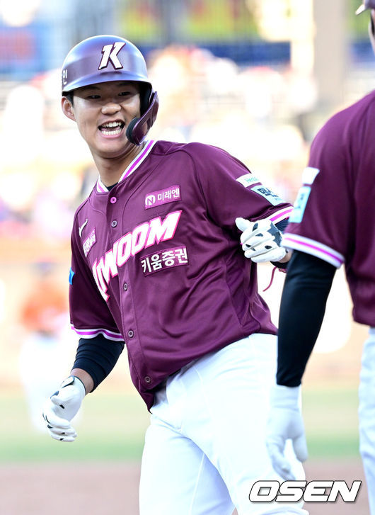 [OSEN=대전, 최규한 기자] 28일 대전 한화생명볼파크에서 ‘2026 신한 SOL KBO리그’ 개막전 한화 이글스와 키움 히어로즈의 맞대결이 열렸다.홈팀 한화는 윌켈 에르난데스, 방문팀 키움은 라울 알칸타라를 선발로 내세웠다. 연장 11회초 2사 만루 상황 키움 박찬혁이 다시 앞서가는 2타점 적시타를 날리고 1루에 안착해 기뻐하고 있다. 2025.03.28 / dreamer@osen.co.kr