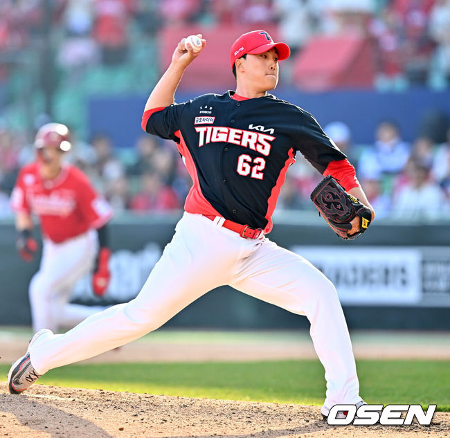 [OSEN=인천, 민경훈 기자] 28일 인천 SSG랜더스필드에서 ‘2026 신한 SOL KBO리그’ SSG 랜더스와 KIA 타이거즈의 개막전이 열렸다.이 경기에서 SSG은 KIA에 7-6로 승리했다. 개막전부터 짜릿한 끝내기 승리를 거뒀다.9회말 마운드에 오른 KIA 정해영이 힘차게 공을 뿌리고 있다. 2026.03.28/ rumi@osen.co.kr