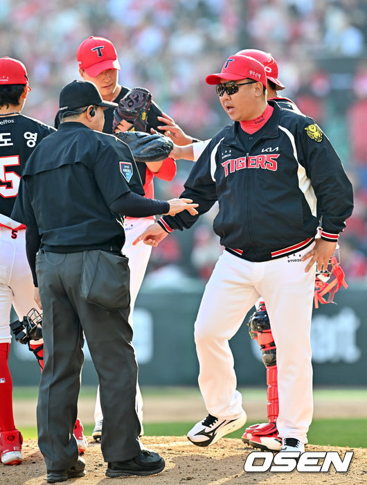 [OSEN=인천, 민경훈 기자] 28일 인천 SSG랜더스필드에서 ‘2026 신한 SOL KBO리그’ SSG 랜더스와 KIA 타이거즈의 개막전이 열렸다.이 경기에서 SSG은 KIA에 7-6로 승리했다. 개막전부터 짜릿한 끝내기 승리를 거뒀다.9회말 1사 2, 3루에서 KIA 이범호 감독이 마운드에 올라가 내야진들이 함께 모인 가운데 정해영과 대화를 나눈 후 들어가고 있다. 2026.03.28/ rumi@osen.co.kr