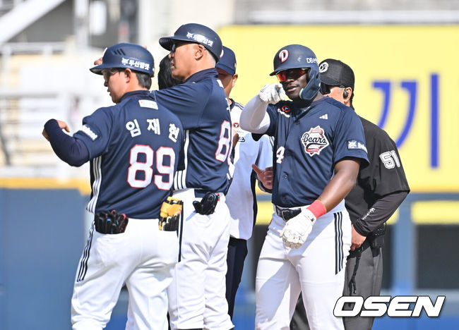 [OSEN=창원, 이석우 기자] 28일 창원NC파크에서 2026 신한 SOL KBO 리그 NC 다이노스와 두산 베어스의 경기가 열렸다. 홈팀 NC는 구창모가, 방문팀 두산은 플렉센이 선발 출전했다. 두산 베어스 카메론이 4회초 좌익수 뒤 2루타를 치고 강승호 타석때 부상으로 교체되고 있다. 2026.03.28 / foto0307@osen.co.kr