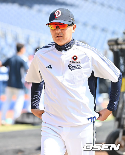 [OSEN=창원, 이석우 기자] 28일 창원NC파크에서 2026 신한 SOL KBO 리그 NC 다이노스와 두산 베어스의 경기가 열린다. 홈팀 NC는 구창모가, 방문팀 두산은 플렉센이 선발 출전한다. 두산 베어스 김원형 감독이 선수들의 훈련을 지켜보고 있다. 2026.03.28 / foto0307@osen.co.kr