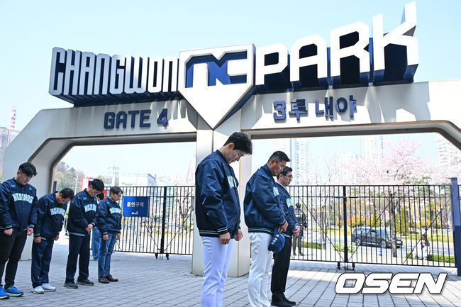 [OSEN=창원, 이석우 기자] 29일 창원NC파크에서 2026 신한 SOL KBO 리그 NC 다이노스와 두산 베어스의 경기가 열린다. NC 다이노스 야구단이 1년전 창원NC파크 외벽 구조물 추락 사망 사고 1주기 추모행사를 열었다. NC 다이노스 이진만 대표, 임선남 단장, 이호준 감독, 박민우와 직원들이 희생자의 명복을 비는 묵념을 하고 있다. 2026.03.29 / foto0307@osen.co.kr