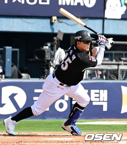 [OSEN=잠실, 지형준 기자] 28일 서울 잠실야구장에서 2026 신한 SOL KBO리그 개막전 LG 트윈스와 KT 위즈의 경기가 열렸다. 이날 LG는 요니 치리노스, KT는 맷 사우어를 선발로 내세웠다.1회초 2사 1,2루에서 KT 한승택이 적시타를 날리고 있다. 2026.03.28/ jpnews@osen.co.kr
