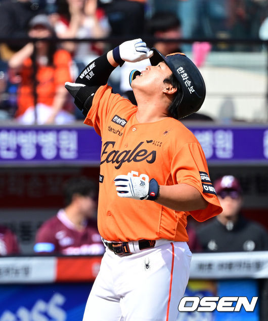 [OSEN=대전, 최규한 기자] 29일 대전 한화생명볼파크에서 ‘2026 신한 SOL KBO리그’ 한화 이글스와 키움 히어로즈의 경기가 열렸다.홈팀 한화는 왕옌청, 방문팀 키움은 하영민을 선발로 내세웠다. 3회말 무사 1루 상황 한화 강백호가 달아나는 좌중간 투런포를 날리고 홈을 밟으며 기뻐하고 있다. 2025.03.29 / dreamer@osen.co.kr