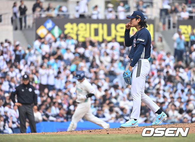 [OSEN=창원, 이석우 기자] 29일 창원NC파크에서 2026 신한 SOL KBO 리그 NC 다이노스와 두산 베어스의 경기가 열렸다. 홈팀 NC는 테일러가, 방문팀 두산은 곽빈이 선발 출전했다. 두산 베어스 곽빈이 4회말 1사 1루 NC 다이노스 김형준에게 좌월 2점 홈런을 맞고 아쉬워하고 있다. 2026.03.29 / foto0307@osen.co.kr