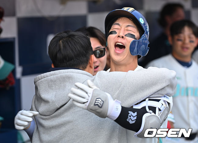 [OSEN=창원, 이석우 기자] 29일 창원NC파크에서 2026 신한 SOL KBO 리그 NC 다이노스와 두산 베어스의 경기가 열렸다. 홈팀 NC는 테일러가, 방문팀 두산은 곽빈이 선발 출전했다. NC 다이노스 박건우가 4회말 1사 좌월 솔로 홈런을 치고 기뻐하고 있다. 2026.03.29 / foto0307@osen.co.kr