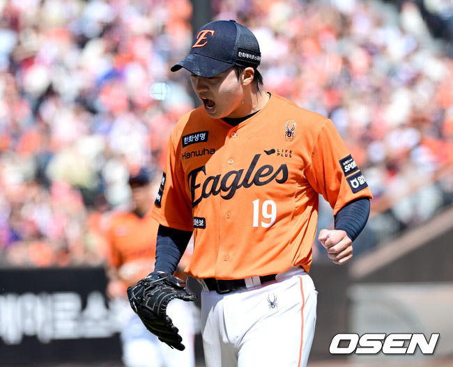 [OSEN=대전, 최규한 기자] 29일 대전 한화생명볼파크에서 ‘2026 신한 SOL KBO리그’ 한화 이글스와 키움 히어로즈의 경기가 열렸다.홈팀 한화는 왕옌청, 방문팀 키움은 하영민을 선발로 내세웠다. 1회초 키움 공격을 삼자범퇴로 막아낸 한화 선발 왕옌청이 더그아웃으로 향하며 기뻐하고 있다. 2025.03.29 / dreamer@osen.co.kr