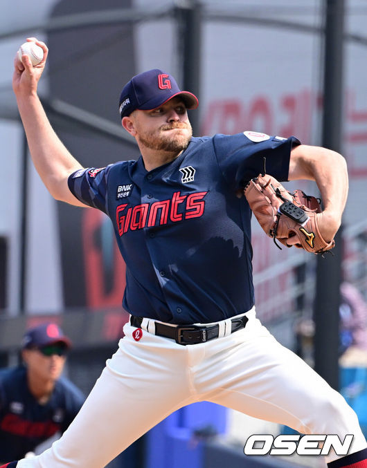 [OSEN=대구, 조은정 기자] 29일 대구삼성라이온즈파크에서 ‘2026 신한 SOL KBO 리그’ 삼성 라이온즈와 롯데 자이언츠의 개막시리즈 경기가 열렸다.개막전 선발 투수로 삼성은 최원태를 롯데는 비슬리를 내세웠다.1회말 롯데 비슬리가 역투하고 있다. 2026.03.29 /cej@osen.co.kr