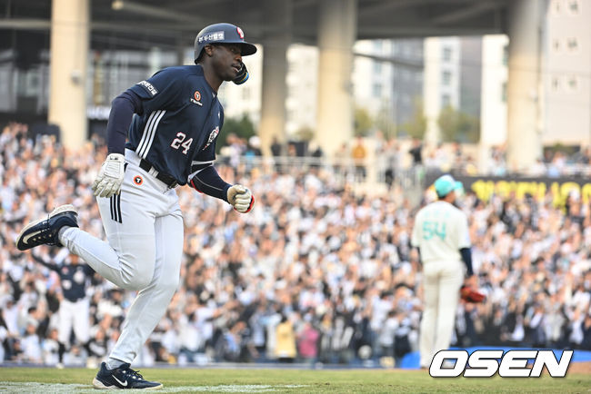 [OSEN=창원, 이석우 기자] 29일 창원NC파크에서 2026 신한 SOL KBO 리그 NC 다이노스와 두산 베어스의 경기가 열렸다. 홈팀 NC는 테일러가, 방문팀 두산은 곽빈이 선발 출전했다. 두산 베어스 카메론이 8회초 1사 1루 좌월 동점 2점 홈런을 치고 질주하고 있다. 2026.03.29 / foto0307@osen.co.kr