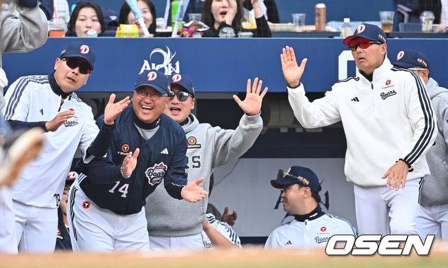 [OSEN=창원, 이석우 기자] 29일 창원NC파크에서 2026 신한 SOL KBO 리그 NC 다이노스와 두산 베어스의 경기가 열렸다. 홈팀 NC는 테일러가, 방문팀 두산은 곽빈이 선발 출전했다. 두산 베어스 김원형 감독과 코치들이 8회초 1사 1,2루 김민석의 우중월 역전 3점 홈런에 기뻐하고 있다. 2026.03.29 / foto0307@osen.co.kr