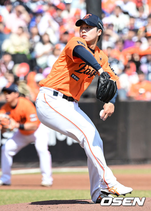 [OSEN=대전, 최규한 기자] 29일 대전 한화생명볼파크에서 ‘2026 신한 SOL KBO리그’ 한화 이글스와 키움 히어로즈의 경기가 열렸다.홈팀 한화는 왕옌청, 방문팀 키움은 하영민을 선발로 내세웠다. 1회초 한화 선발 왕옌청이 힘차게 공을 뿌리고 있다. 2025.03.29 / dreamer@osen.co.kr