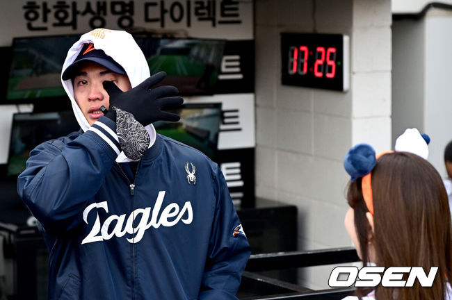 [OSEN=대전, 최규한 기자] 프로야구 한화 이글스가 키움 히어로즈를 이틀 연속 잡고 개막 2연승을 달성했다.김경문 감독이 이끄는 한화는 29일 대전 한화생명 볼파크에서 열린 2026 신한 SOL KBO리그 키움과의 홈경기에서 10-4로 승리했다. 전날 개막전에서 연장 11회 끝에 10-9 끝내기 승리를 거뒀던 한화는 이날 여유롭게 승리를 챙기며 2연승을 만들었다.한화 승리투수 왕옌청이 경기를 마치고 가족들과 인사를 나눈 뒤 눈물을 흘리고 있다. 2025.03.29 / dreamer@osen.co.kr