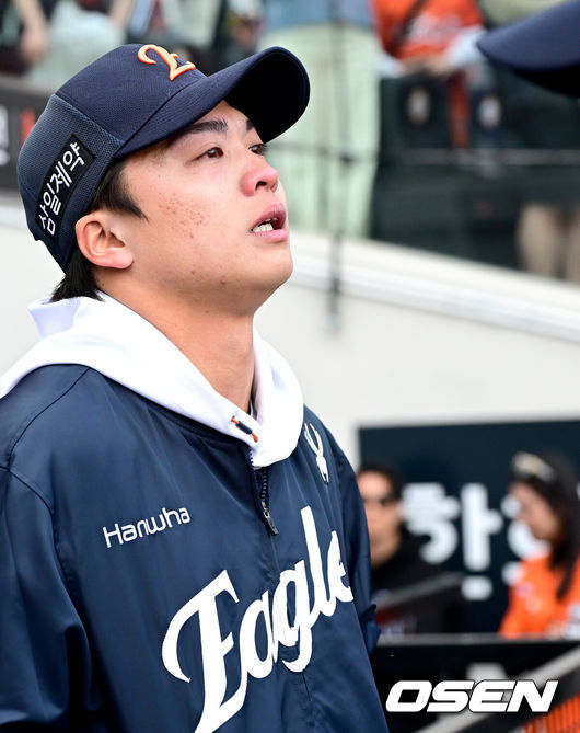 [OSEN=대전, 최규한 기자] 프로야구 한화 이글스가 키움 히어로즈를 이틀 연속 잡고 개막 2연승을 달성했다.김경문 감독이 이끄는 한화는 29일 대전 한화생명 볼파크에서 열린 2026 신한 SOL KBO리그 키움과의 홈경기에서 10-4로 승리했다. 전날 개막전에서 연장 11회 끝에 10-9 끝내기 승리를 거뒀던 한화는 이날 여유롭게 승리를 챙기며 2연승을 만들었다.한화 승리투수 왕옌청이 경기를 마치고 가족들과 인사를 나눈 뒤 눈물을 흘리고 있다. 2025.03.29 / dreamer@osen.co.kr