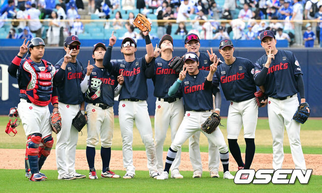 [OSEN=대구, 조은정 기자] 프로야구 롯데 자이언츠가 이틀 연속 홈런 파티를 벌이며 개막 2연전을 싹쓸이했다. 롯데는 29일 대구삼성라이온즈파크에서 열린 삼성 라이온즈와의 원정 경기에서 6-2로 승리했다.지난 28일 삼성과의 정규 시즌 개막전에서 윤동희, 빅터 레이예스, 전준우가 홈런을 터뜨리며 6-3 승리를 거둔 데 이어 이날 경기에서도 손호영, 노진혁, 레이예스가 홈런 4개를 폭발하며 기분 좋은 승리를 가져왔다. 반면 삼성은 1점을 얻는 데 그쳤다. 선발 최원태는시즌 첫 등판을 퀄리티스타트로 장식했으나 타선의 도움을 받지 못해 고배를 마셨다.롯데가 승리 세리머니를 하고 있다. 2026.03.29 /cej@osen.co.kr