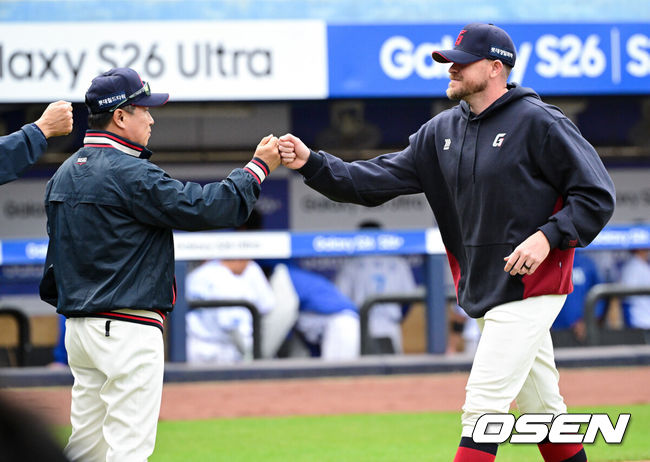 [OSEN=대구, 조은정 기자] 프로야구 롯데 자이언츠가 이틀 연속 홈런 파티를 벌이며 개막 2연전을 싹쓸이했다. 롯데는 29일 대구삼성라이온즈파크에서 열린 삼성 라이온즈와의 원정 경기에서 6-2로 승리했다.지난 28일 삼성과의 정규 시즌 개막전에서 윤동희, 빅터 레이예스, 전준우가 홈런을 터뜨리며 6-3 승리를 거둔 데 이어 이날 경기에서도 손호영, 노진혁, 레이예스가 홈런 4개를 폭발하며 기분 좋은 승리를 가져왔다. 반면 삼성은 1점을 얻는 데 그쳤다. 선발 최원태는시즌 첫 등판을 퀄리티스타트로 장식했으나 타선의 도움을 받지 못해 고배를 마셨다.롯데 김태형 감독, 비슬리가 승리를 기뻐하고 있다. 2026.03.29 /cej@osen.co.kr