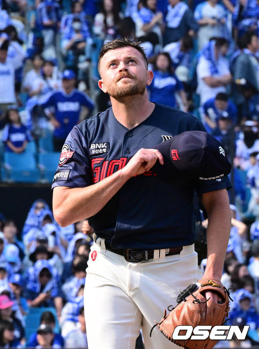 [OSEN=대구, 조은정 기자] 29일 대구삼성라이온즈파크에서 ‘2026 신한 SOL KBO 리그’ 삼성 라이온즈와 롯데 자이언츠의 개막시리즈 경기가 열렸다.개막전 선발 투수로 삼성은 최원태를 롯데는 비슬리를 내세웠다.롯데 비슬리가 5회말 2사 만루에서 삼성 김성윤을 중견수 플라이로 돌려세우며 위기를 막은 뒤 세리머니를 하고 있다. 2026.03.29 /cej@osen.co.kr