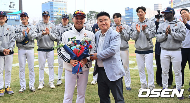 [OSEN=창원, 이석우 기자] 29일 창원NC파크에서 2026 신한 SOL KBO 리그 NC 다이노스와 두산 베어스의 경기가 열렸다. 홈팀 NC는 테일러가, 방문팀 두산은 곽빈이 선발 출전했다. 두산 베어스 김원형 감독이 첫승을 올리고 김태룡 단장으로부터 축하 꽃다발을 받고 있다. 2026.03.29 / foto0307@osen.co.kr
