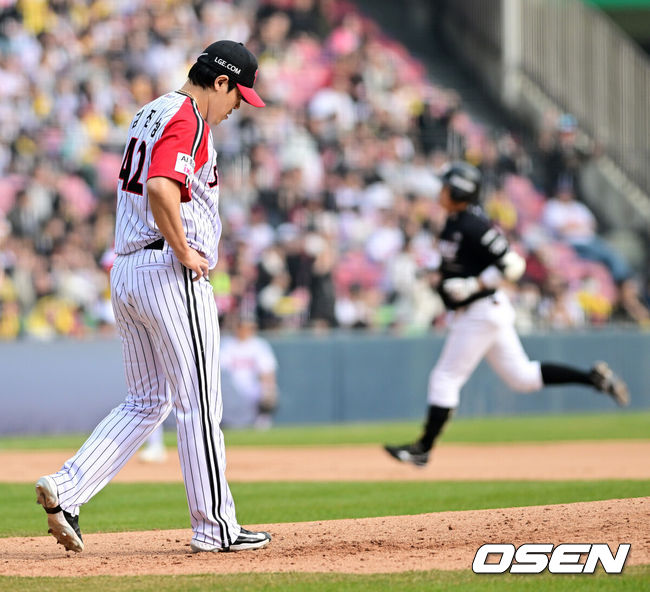 [OSEN=잠실, 지형준 기자] 29일 서울 잠실야구장에서 2026 신한 SOL KBO리그 LG 트윈스와 KT 위즈의 경기가 열렸다. 이날 LG는 임찬규, KT는 소형준을 선발로 내세웠다.6회초 2사 1루에서 LG 김진성이 KT 허경민에 동점 좌월 투런포를 허용하며 아쉬워하고 있다. 2026.03.29/ jpnews@osen.co.kr