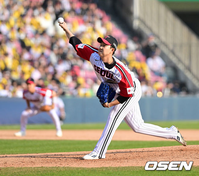 [OSEN=잠실, 지형준 기자] 29일 서울 잠실야구장에서 2026 신한 SOL KBO리그 LG 트윈스와 KT 위즈의 경기가 열렸다. 이날 LG는 임찬규, KT는 소형준을 선발로 내세웠다.8회초 2사 1,3루에서 LG 유영찬이 마운드에 올라 역투하고 있다. 2026.03.29/ jpnews@osen.co.kr