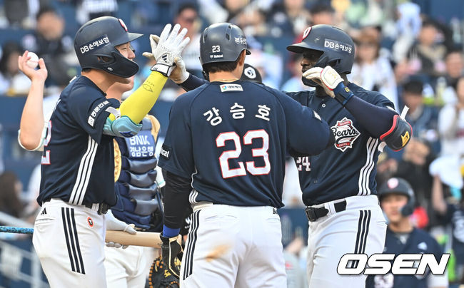 [OSEN=창원, 이석우 기자] 29일 창원NC파크에서 2026 신한 SOL KBO 리그 NC 다이노스와 두산 베어스의 경기가 열렸다. 홈팀 NC는 테일러가, 방문팀 두산은 곽빈이 선발 출전했다. 두산 베어스 카메론이 8회초 1사 1루 좌월 동점 2점 홈런을 치고 하이파이브를 하고 있다. 2026.03.29 / foto0307@osen.co.kr