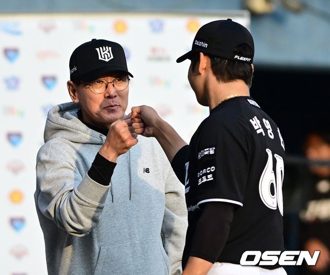 [OSEN=잠실, 지형준 기자]KT 위즈 이강철 감독이 마무리투수 박영현과 승리를 기뻐하고 있다. 2026.03.29/ jpnews@osen.co.kr