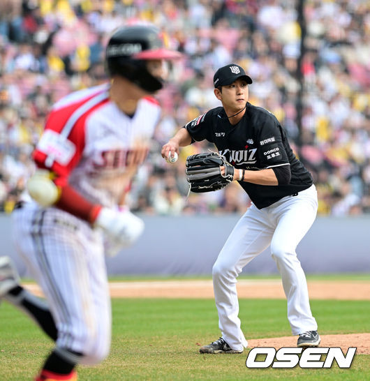 [OSEN=잠실, 지형준 기자] 29일 서울 잠실야구장에서 2026 신한 SOL KBO리그 LG 트윈스와 KT 위즈의 경기가 열렸다. 이날 LG는 임찬규, KT는 소형준을 선발로 내세웠다.5회말 1사에서 KT 김민수가 LG 박해민의 투수 앞 땅볼 타구를 처리하고 있다. 2026.03.29/ jpnews@osen.co.kr