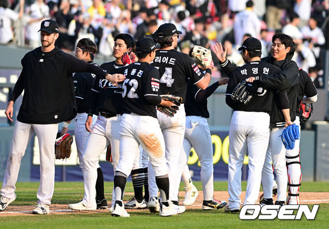[OSEN=잠실, 지형준 기자] 프로야구 KT 위즈가 LG 트윈스 상대로 개막시리즈를 스윕했다.KT는 29일 서울 잠실구장에서 열린 2026 KBO리그 LG와 시즌 2차전에서 6-5로 승리했다. 허경민이 동점 투런 홈런을 터뜨렸고, 9회초 김현수가 좌익수 앞 땅볼로 결승타점을 올렸다. 9회말 박영현이 등판해 1점 차 리드를 지켜내며 이틀 연속 세이브를 챙겼다.KT 선수들이 승리를 기뻐하고 있다. 2026.03.29/ jpnews@osen.co.kr